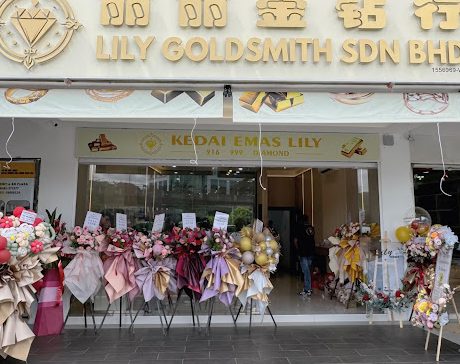 Lily Goldsmith Sdn Bhd 1 lily goldsmith sdn bhd